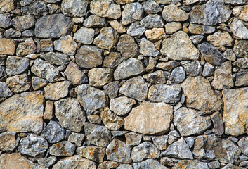 Steinwand aus Natursteinen