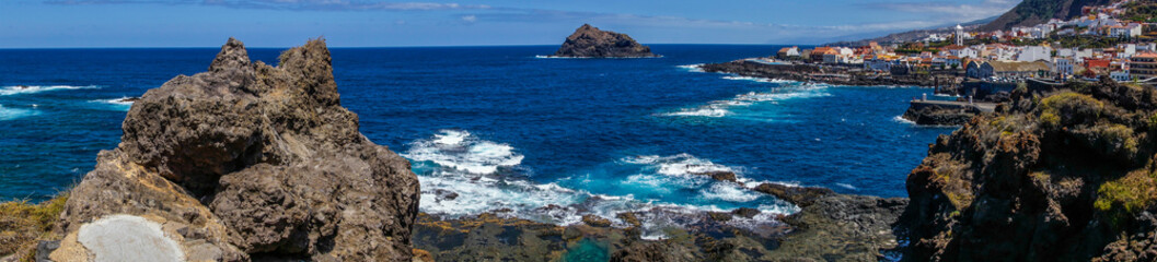 Panoramablick vom Mirador del Emigrante auf den Küstenort Garachico auf Teneriffa