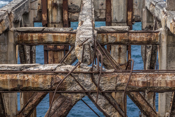 &Uuml;berreste eines Docks in einem alten Hafen