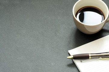 Tasse Kaffee mit Stift und Kalender auf Schreibtisch, Copy Space