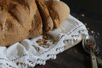 pane integrale su un tagliere di legno