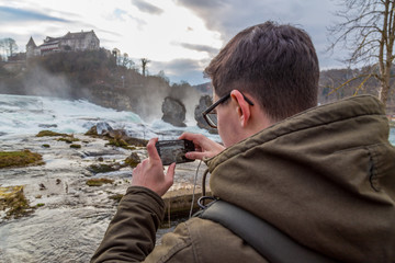 Rheinfall Tourist macht Bilder mit dem Smartphone