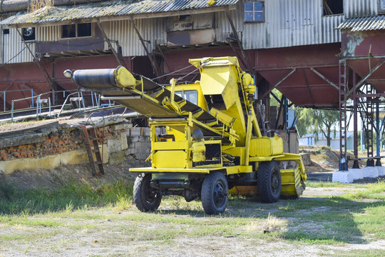 The grain loader is yellow near the grain terminal