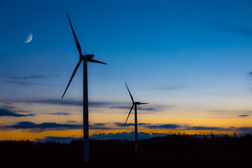 Windkraftanlage im Sonnenuntergang