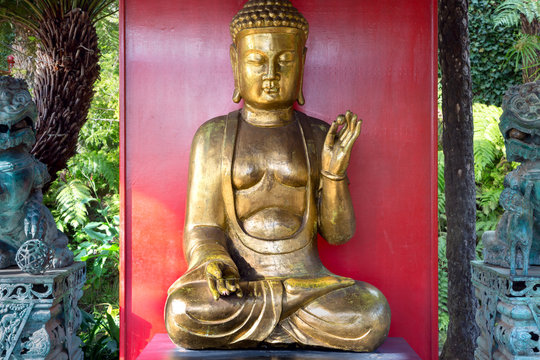 Buddha statue shows the hand gesture of vitarka mudra that transmits Buddha's teachings.