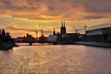 Polska_Wrocław_zach&oacute;d-słońca_Odra_most_Grunwaldzki