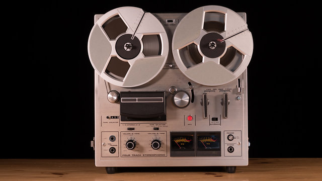 Vintage Reel to Reel tape recorder playing music 素材庫相片