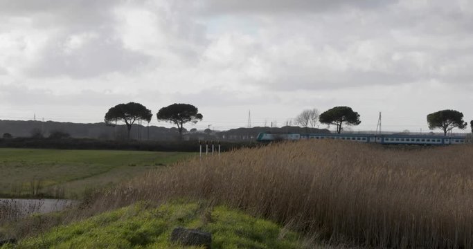 Treno regionale in viaggio per Roma