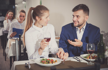 Fototapeta na wymiar Romantic couple is having dinner in the restaurante