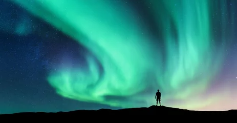 Stickers pour porte Corail vert Aurore boréale et silhouette d& 39 homme debout. Îles Lofoten, Norvège. Aurora et homme heureux. Ciel avec étoiles et aurores polaires vertes. Paysage de nuit avec aurore et personnes. Concept. Fond de nature