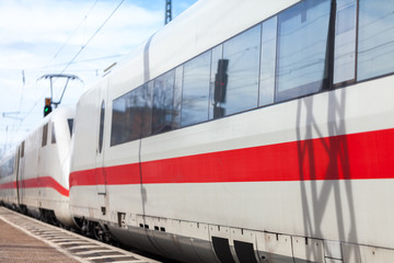 Obraz premium niemiecki pociąg mija dworzec kolejowy