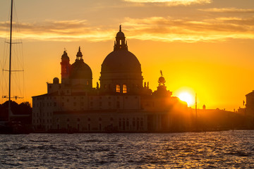 Obraz premium Sunset behind the Church of Madonna Della Salute in Venice