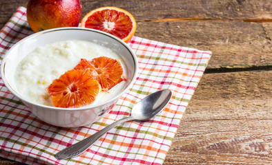 Milk rice porridge with blood orange