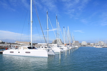 Obraz premium Port de plaisance de la Grande Motte, station balnéaire en Hérault, France