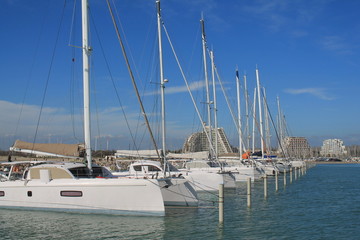 Obraz premium La Grande Motte, station balnéaire et port de plaisance à proximité de Montpellier