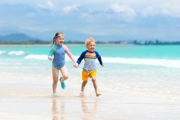 Naklejka premium Kids on tropical beach. Children playing at sea.