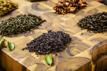 Tee sorten auf dunkelem Hintergrund