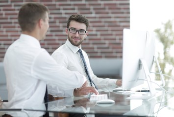 Obraz premium handshake of the employees at the Desk