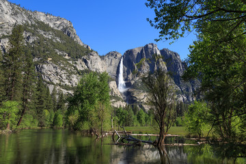 Fototapeta na wymiar Cascade Upper Yosemite Fall dans le parc national de Yosemite