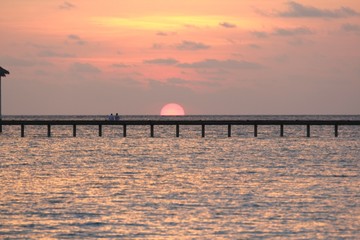 Fototapeta premium мост солнце закат море природа отдых океан