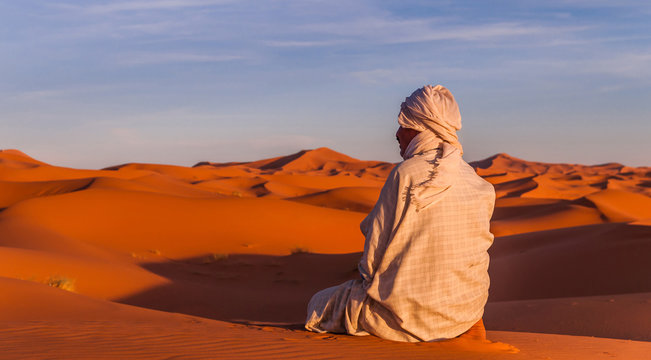 Berber beim Gebet in der Sahara bei Sonnenuntergang; Marokko