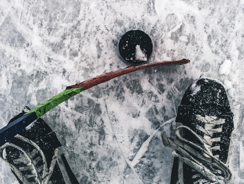 hockey player with stick on the ice texture close
