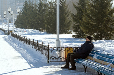 man on the bench in winter