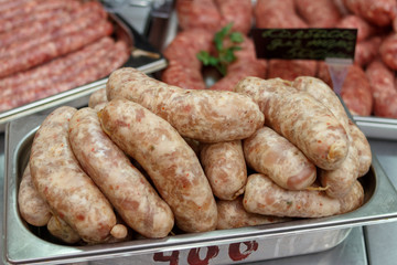 колбаса сосиски в натуральной оболочке на рынке