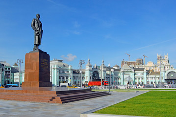 Fototapeta premium Pomnik pisarza Maksyma Gorkiego na placu Tverskaya Zastava w Moskwie