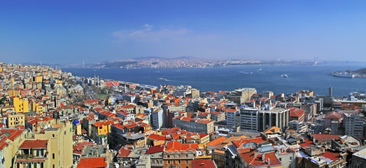 Fototapeta premium ISTANBUL, TURKEY - MARCH 23, 2012: View from the tower of Galata.