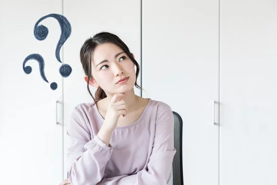 疑問を持つ女性 Stock Photo | Adobe Stock