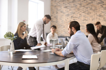 Obraz premium Office employees having meeting in conference room. Finance trading