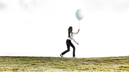 Frau mit Luftballon