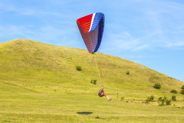 Obraz premium Paraglider over the green valley