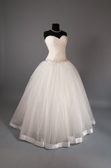 Fototapeta na wymiar ivory Wedding dress on a mannequin