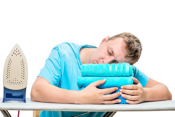 Obraz premium the man at the ironing time fell asleep on the ironing board, his head is on the towel