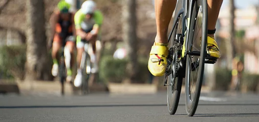 Crédence de cuisine en verre imprimé Vélo Compétition cycliste, athlètes cyclistes faisant une course, vélo de course pendant la compétition Ironman. Course-vélo