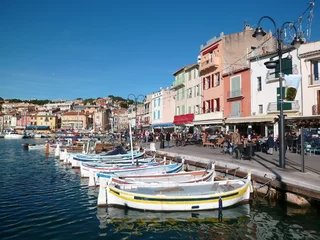 Photo sur Plexiglas Porte Pointus, barques de pêche traditionnelles, amarrés dans le port coloré de Cassis (France)