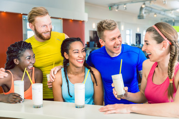 Freunde beim Fitness Sport trinken einen Protein Shake