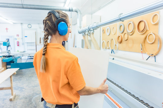 Tischler Frau arbeitet in der M&ouml;belfabrik 