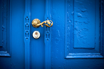 Puerta azul antigua