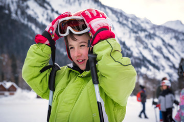 Fototapeta na wymiar Little boy who take skiing lessons