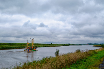 Krabbenkutter kommt zurück in den Hafen von Greetsiel