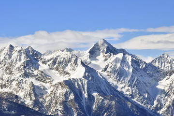 Fototapeta na wymiar Paesaggio montano in inverno, con il monte Avic in valle d'Aosta