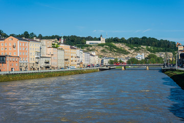Fototapeta premium Rzeka Salzach przepływa przez Salzburg w Austrii