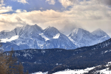 Paesaggio montano in inverno, con il monte Avic in valle d'Aosta