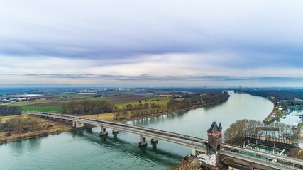 Fototapeta na wymiar Luftbild Rheinbrücke Nibelungenbrücke mit Nibelungenturm vor Worms