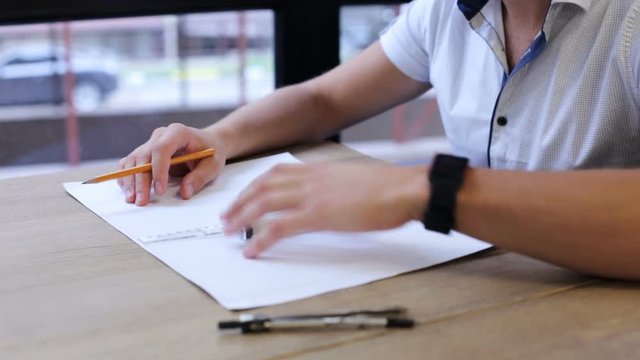The engineer draws a drawing for the builders on the paper