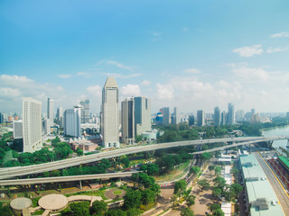 Obraz premium high and view of modern city scape from ferris wheel at side of river of singapore with cloudy sky and sunrise background