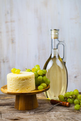 White wine, cheese and grapes